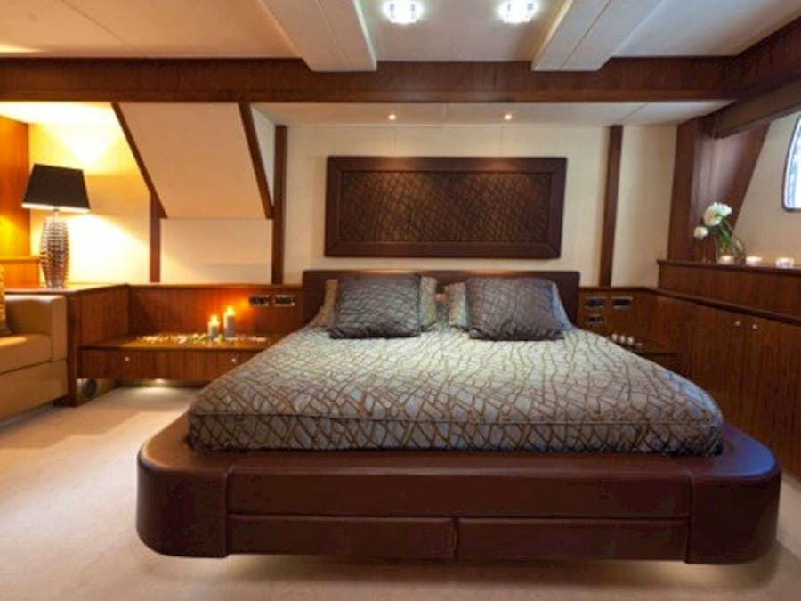 20-luxury-sunseeker-yacht-my-choco-vip-cabin.jpg